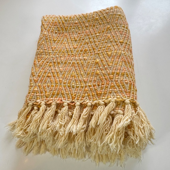 Vintage 80s fringed throw blanket, orange, peach triangle pattern, lap size - Picture 1 of 9